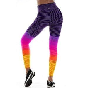 K-DEER Capri leggings in Sunset stripe, size M